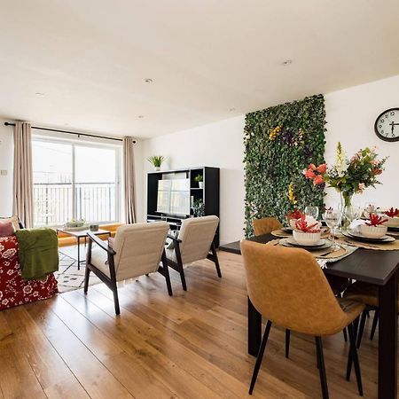 Wild Roses Service Apartments - East India Лондон Екстер'єр фото