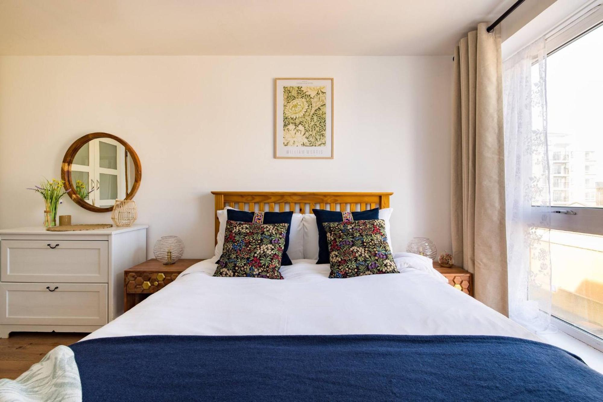 Wild Roses Service Apartments - East India Лондон Екстер'єр фото