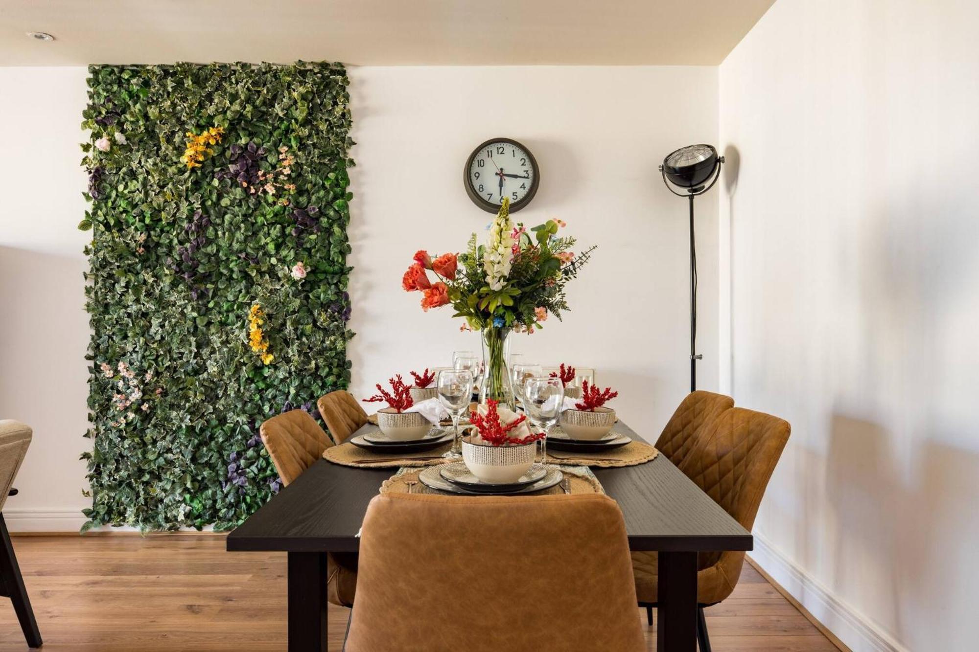 Wild Roses Service Apartments - East India Лондон Екстер'єр фото