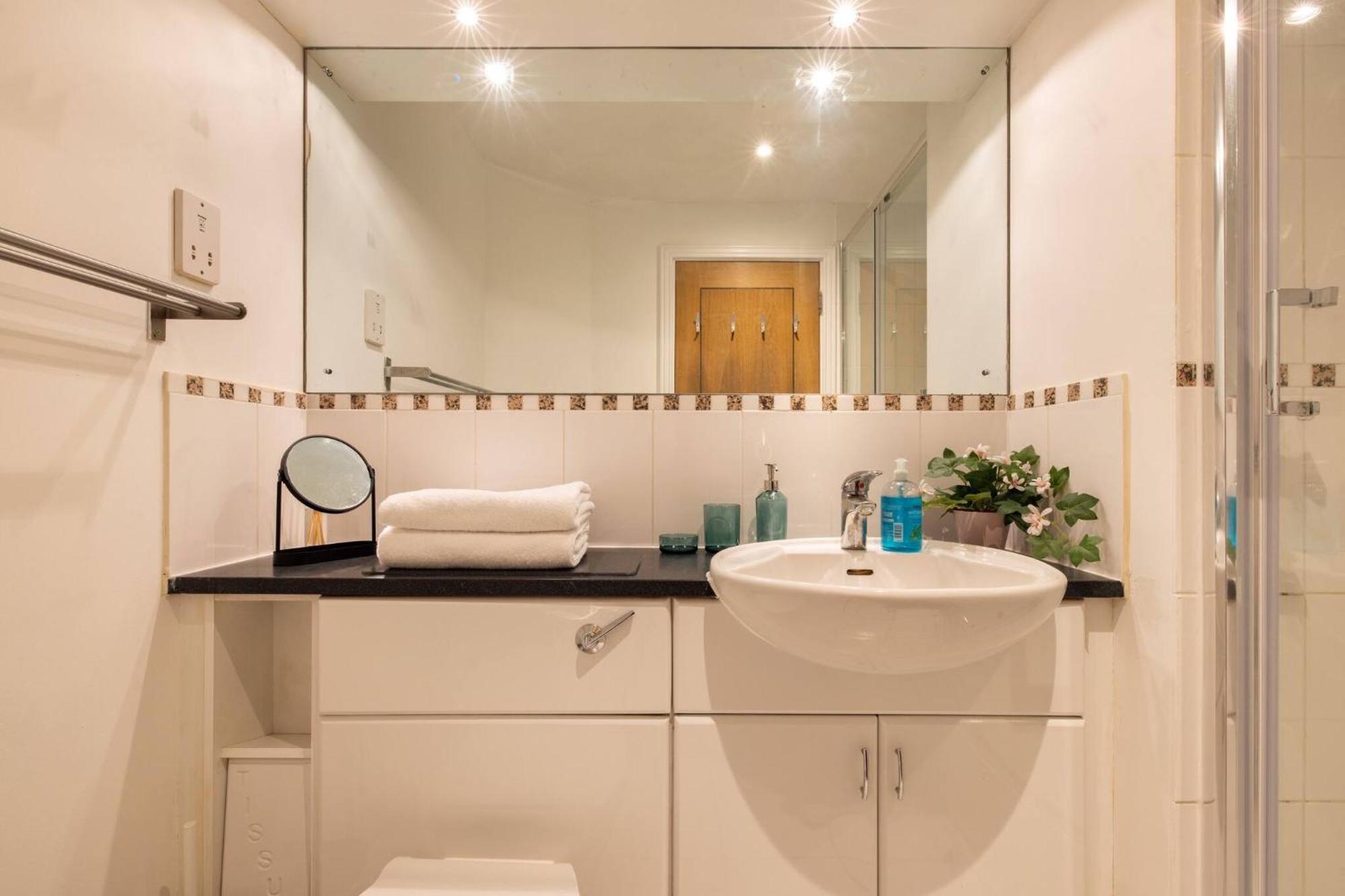 Wild Roses Service Apartments - East India Лондон Екстер'єр фото