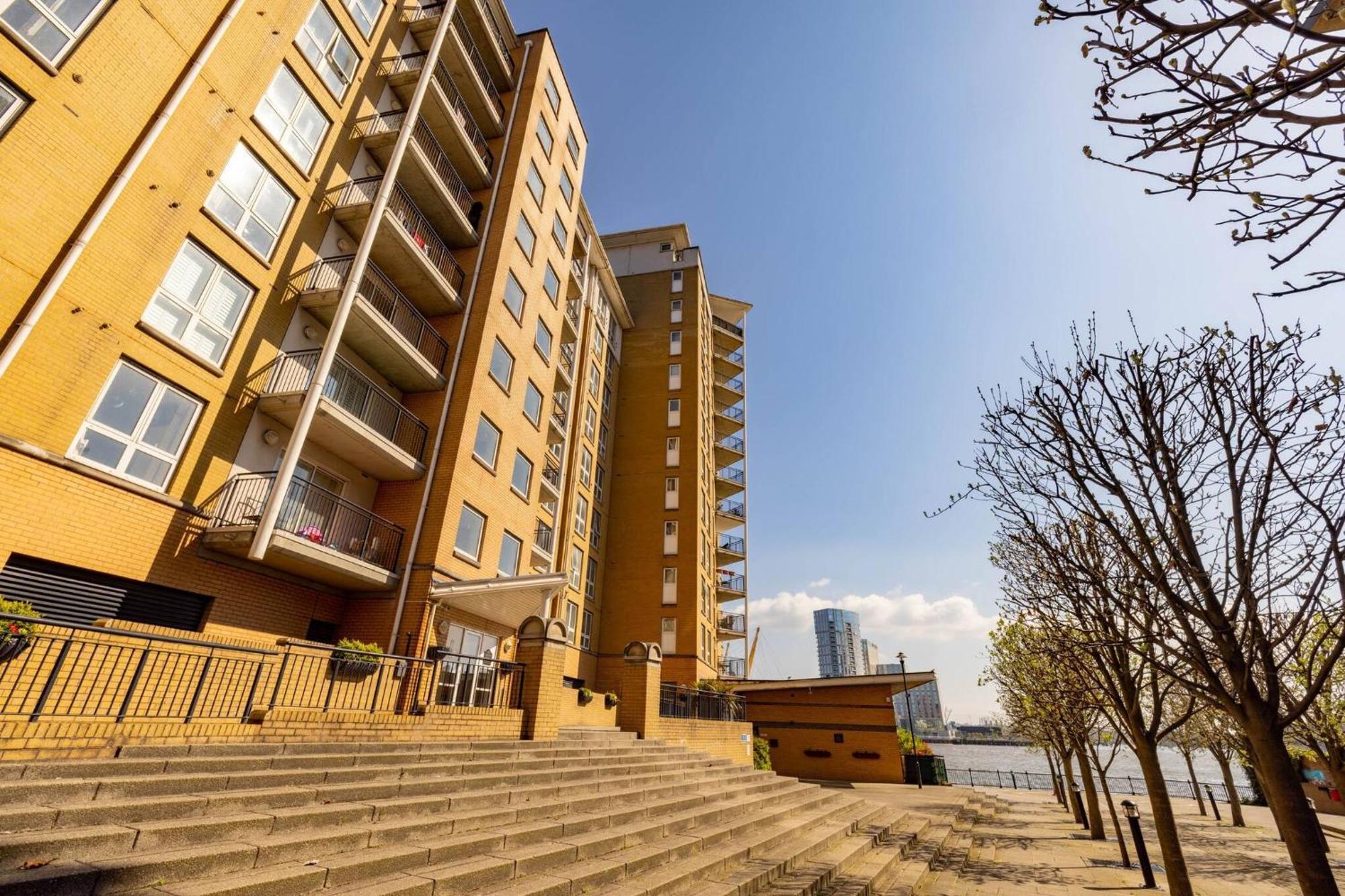 Wild Roses Service Apartments - East India Лондон Екстер'єр фото