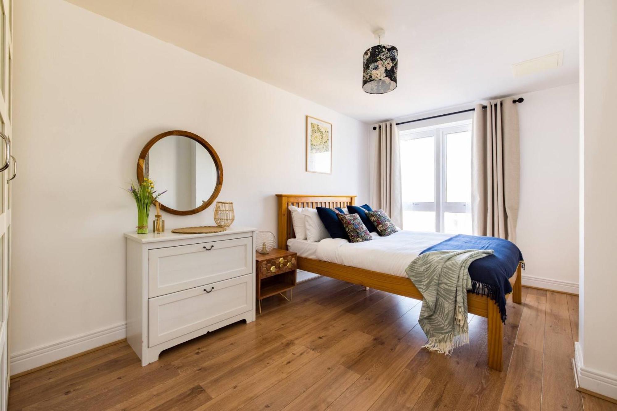 Wild Roses Service Apartments - East India Лондон Екстер'єр фото
