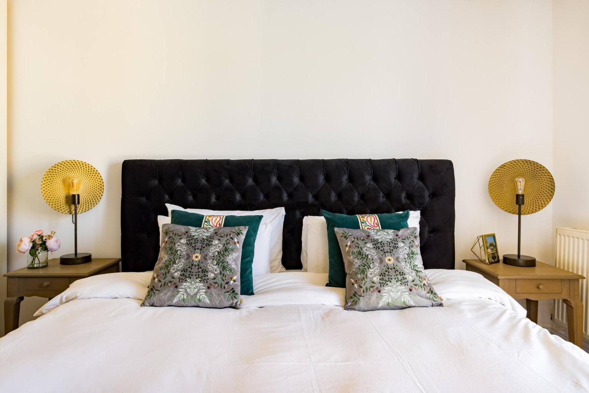 Wild Roses Service Apartments - East India Лондон Екстер'єр фото