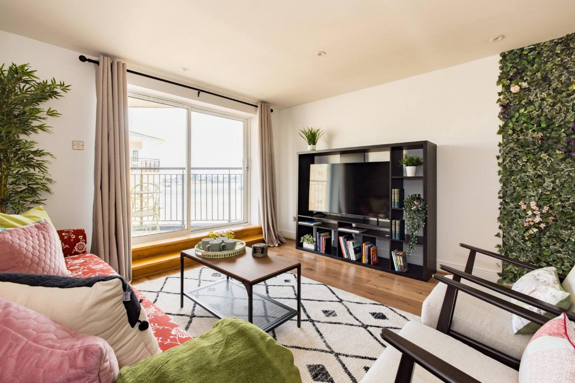 Wild Roses Service Apartments - East India Лондон Екстер'єр фото