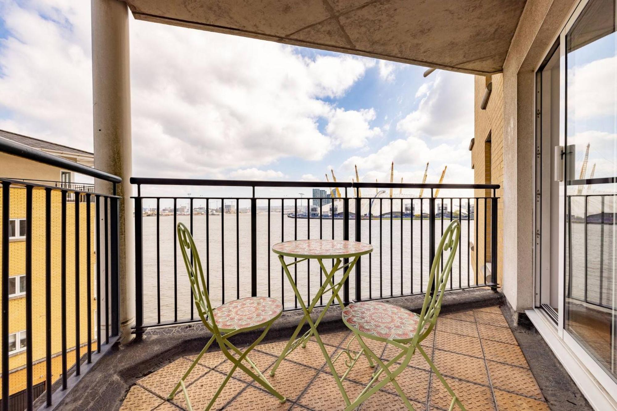 Wild Roses Service Apartments - East India Лондон Екстер'єр фото