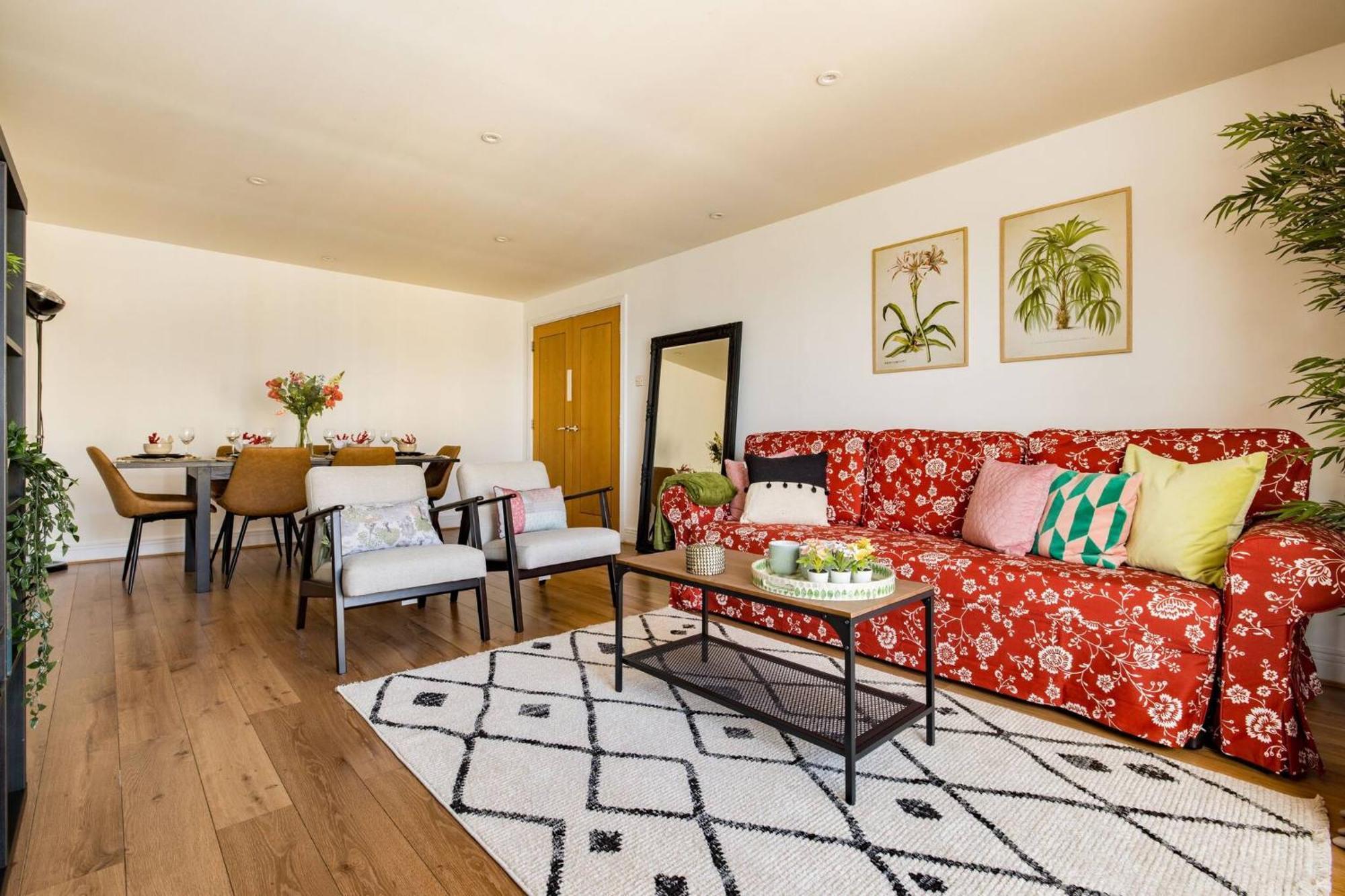Wild Roses Service Apartments - East India Лондон Екстер'єр фото