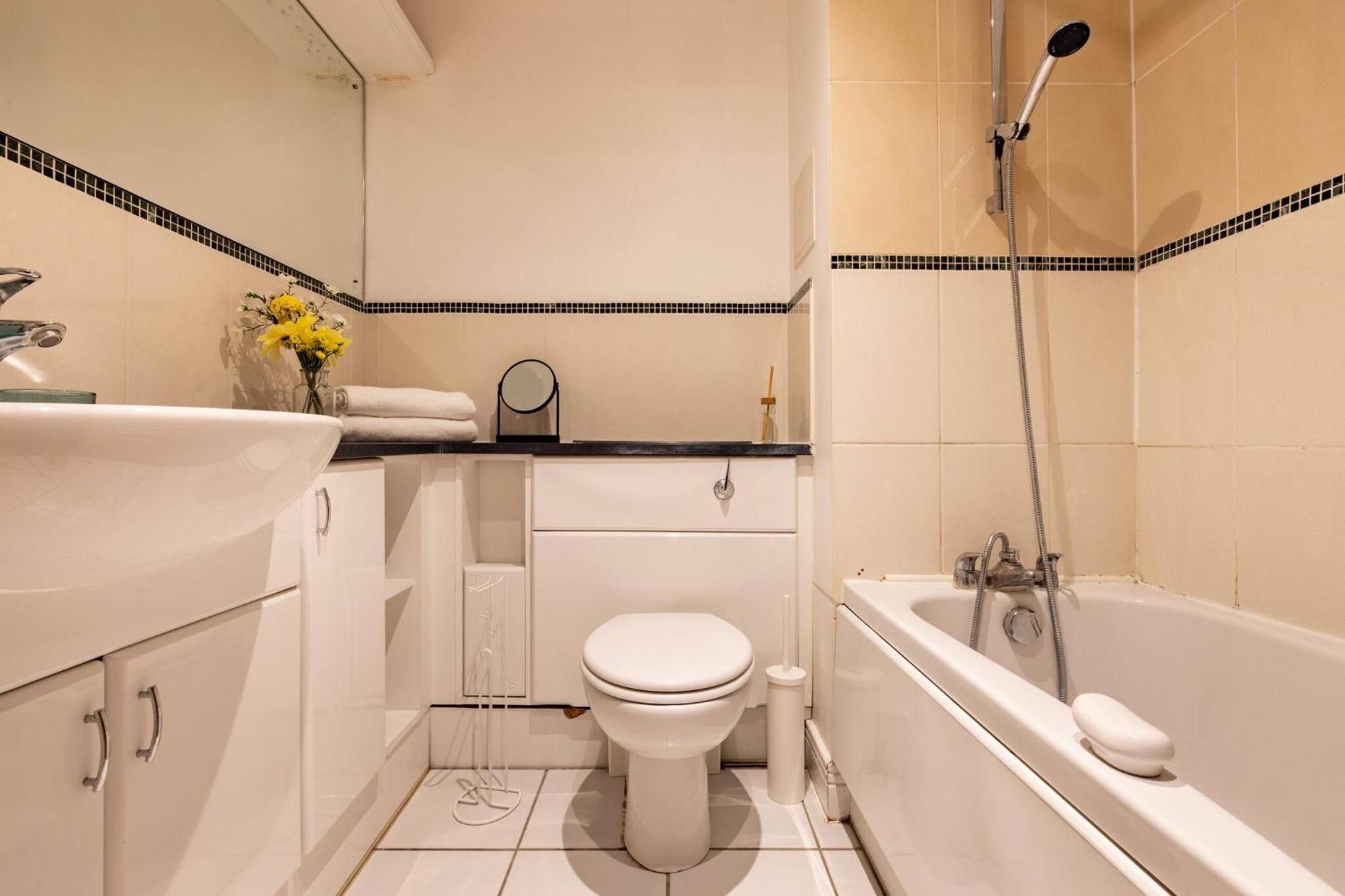 Wild Roses Service Apartments - East India Лондон Екстер'єр фото